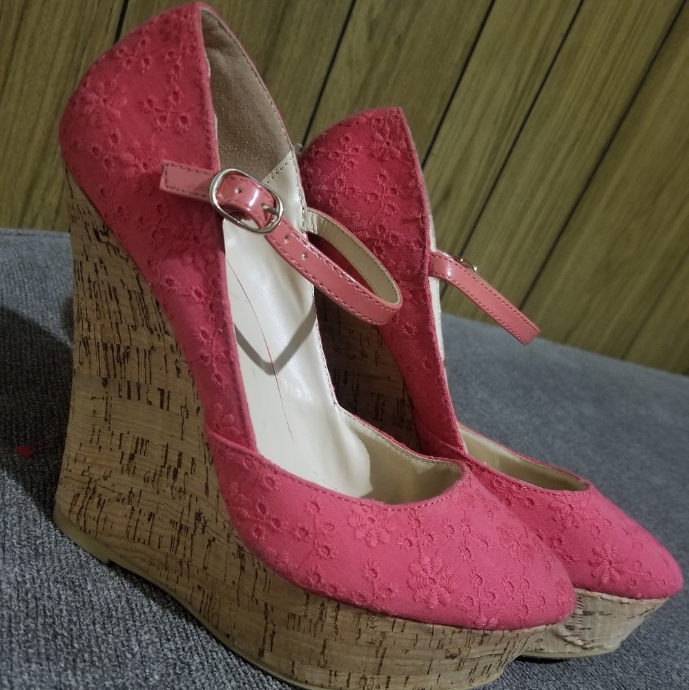 Wild Diva Lounge coral wedges size 9